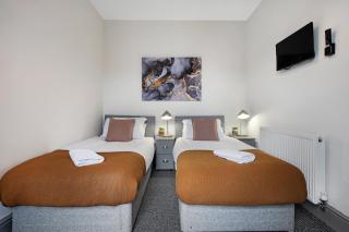 Sutcliffe House - Air Host & Stay - 3 bed 3 bath - Contractor Friendly - 7