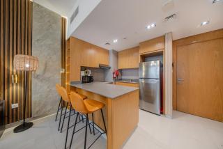 1BR Apartment With Balcony Top Floor Sleeps 3 by BlueCloud holidays - Sharjah - 3