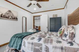 Rustic Lakehouse - Firepit & Funhouse - 8