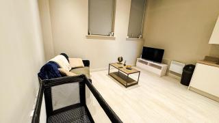 Prime Leeds- Spacious Cinema apartment - 2