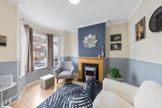 Cosy Modern Two Bed Terrace - 3