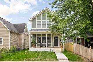 City Villa with Yard 2 car Garage - 0