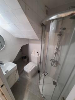Habitación con baño y cocina en Marín - 9