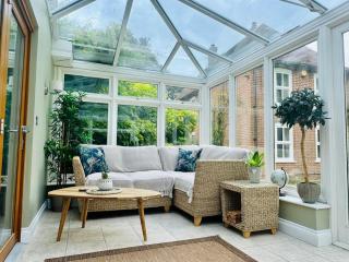 Wisteria Lodge, beautiful home in a great location - 0