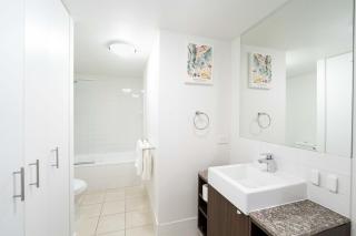 Riverfront Bridge View CBD Heart FREE Parking 2BED - 4
