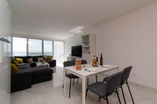 Lovely 1 Bedroom Apartment With Sea Views - 2