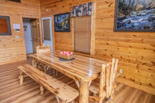 Riverside Cabin with Mountain View, Hot tub and Gameroom - 2