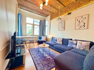HighCeiling Central Cozy Apartment with 3 BR Sauna - 9