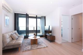 13D Abnb-Style City Walks & Poolside Nights, 8min to Crown and with Parking - 4