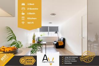 Business or leisure-Ready One-Bedroom Apartment - Parking, Fast Wi-Fi, Central Location By AV Hughes Properties - Milton Keynes - 0