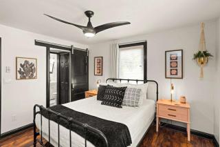 Cozy Bungalow close to Opry & Downtown Large Deck - Nashville - 3