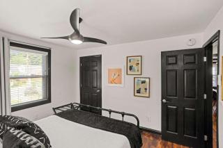 Cozy Bungalow close to Opry & Downtown Large Deck - 1