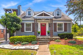 Cozy Bungalow close to Opry & Downtown Large Deck - 0
