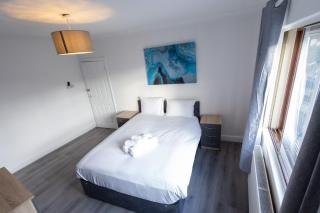 Large 4-Bedrooms Corporate Flat, Free Parking - Amazing Location - 0