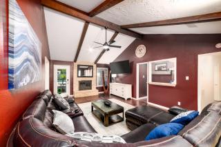 Spacious 4BR Getaway in Cypress with Style - 8