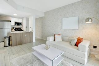 Chic 2BR Edgewater Condo with Views plus Balcony - 2