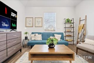 Spacious 5BR 4BA Dual Home w Hot Tub, Grill Near SoCo and Zilker by Austin Vacay - Austin - 8