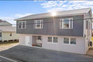 Beach House Close to DE Turf - 2