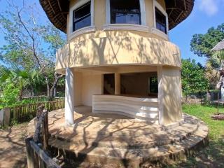 Tiny house, kitchen downstairs - Shimoni - 2