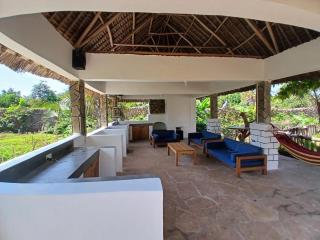 Tiny house, kitchen downstairs - Shimoni - 1