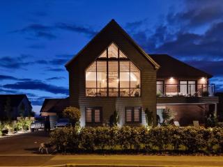 Calm Waters Luxury Beach House - 9