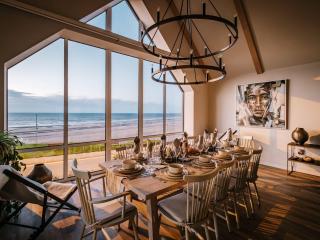Calm Waters Luxury Beach House - 4