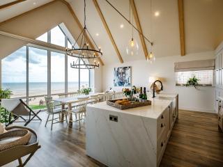 Calm Waters Luxury Beach House - 2