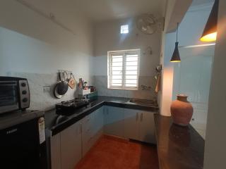 Home Stay 2 with Giriraj View I On Parikrama Marg I 5 mins to ISKCON & Daan Ghati - 2