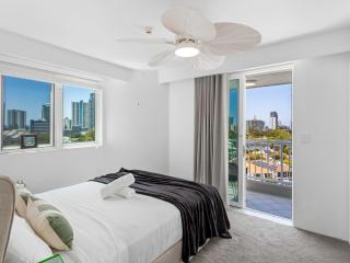Modern 2Bed2BA, Heated Pool, BBQ, Balcony - Gold Coast - 2