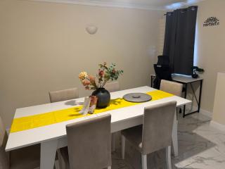 Bright and spacious home within walking distance to Luton Airport and amenities - 1