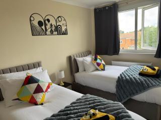 Bright and spacious home within walking distance to Luton Airport and amenities - 3