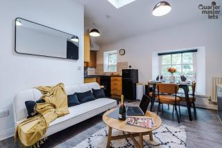 2 Bedroom Top Floor Apartment that Sleeps 4 - 6