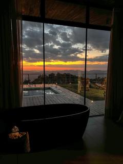 Vista espetacular, piscina e banheira no quarto! - 2