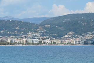 Appartement moderne 3 pièces climatisé avec balcon, plage à 2 min - 0