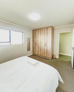 Modern One Bedroom Apartment Next to Canal Walk Mall - 5