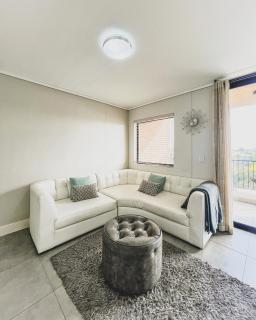 Modern One Bedroom Apartment Next to Canal Walk Mall - 4