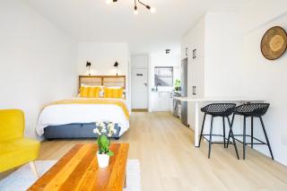 Sunny Studio with Ocean Views and Free Parking in Green Point - 0