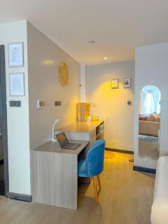 Smart Home Stays, Luxe Serviced Studio at Escada Westlands, Pool, Gym, Fast Wi-Fi and Rooftop Views - 6