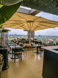 Smart Home Stays, Luxe Serviced Studio at Escada Westlands, Pool, Gym, Fast Wi-Fi and Rooftop Views - 4