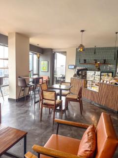 Smart Home Stays, Luxe Serviced Studio at Escada Westlands, Pool, Gym, Fast Wi-Fi and Rooftop Views - 2