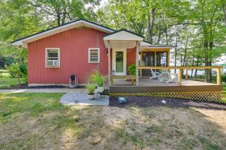 Waterfront Deck! Chic Lower Scott Lake Cottage - - 8
