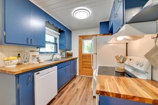 Waterfront Deck! Chic Lower Scott Lake Cottage - - 1