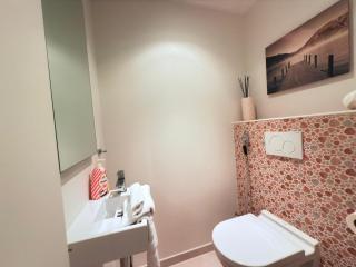 Bright 2BR flat w free parking&outdoor space - 3