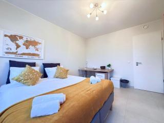 Bright 2BR flat w free parking&outdoor space - 0