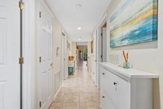 OW16-205 Spacious Condo with Screened Balcony, Walk to Beach, Pools, Hot Tubs, and More - New Smyrna Beach - 4