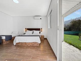 Sítio com Churrasqueira, Piscina, Lago e Natureza - 7