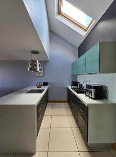 Beachside - Stunning sea view townhouse across the road from the beach - 2