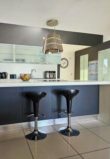 Beachside - Stunning sea view townhouse across the road from the beach - 1