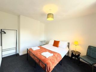 Entire 5 Bed New Home - Southampton Centre - 4BDRM - 4