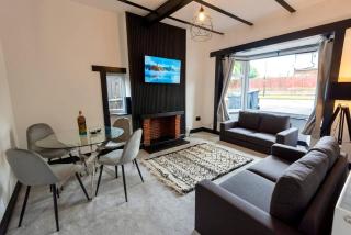 Elegant 4-Bedroom Getaway - Parking for 4 cars - Birmingham - 0